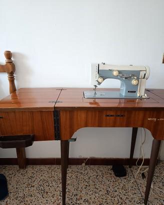 Macchina da cucire Necchi