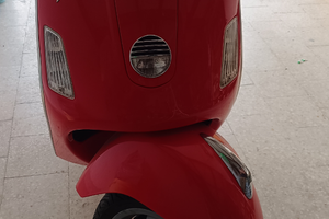 Vespa GTS 125 rossa