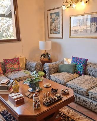 Eleganti Divani Chesterfield Azzurri con Dettagli