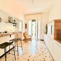 Bilocale nuovo a 50 mt dal mare con box auto