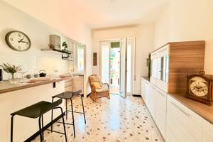 Bilocale nuovo a 50 mt dal mare con box auto