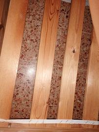 Letto matrimoniale basso in legno chiaro con doghe