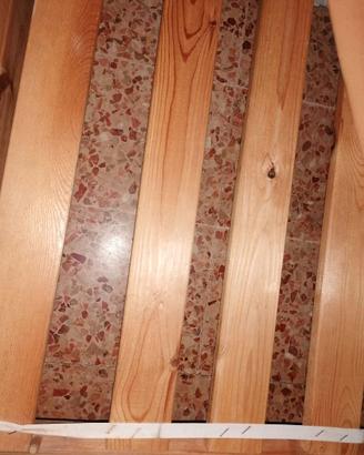 Letto matrimoniale basso in legno chiaro con doghe