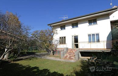 SPAZIOSA CASA DI TESTA CON GIARDINO