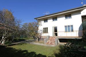 SPAZIOSA CASA DI TESTA CON GIARDINO