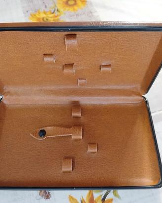 Custodia porta strumenti per manicure vintage.
