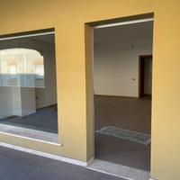 Locale commerciale via Santa Maria