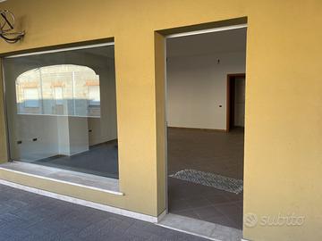 Locale commerciale via Santa Maria