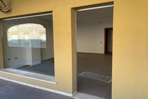 Locale commerciale via Santa Maria