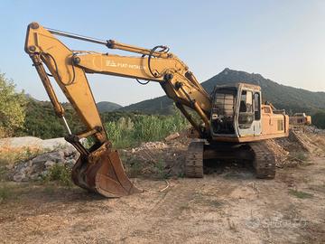 N.1 Escavatore Fiat-Hitachi 200   +  3 benne