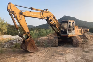 N.1 Escavatore Fiat-Hitachi 200   +  3 benne