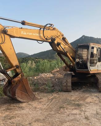 N.1 Escavatore Fiat-Hitachi 200   +  3 benne