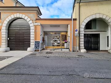 NEGOZIO A PADENGHE SUL GARDA