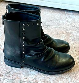 Stivaletti neri con borchie primaverili