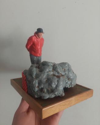 umarell realizzato interamente a mano