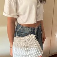 Borsa bianca in fettuccia di cotone all’uncinetto