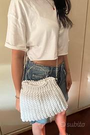 Borsa bianca in fettuccia di cotone all’uncinetto