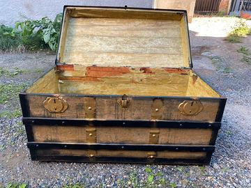 Antico baule in legno e juta