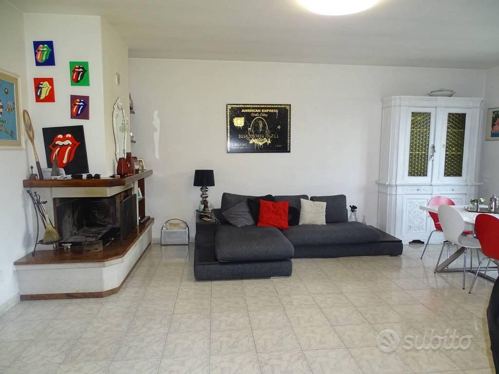 Appartamento di 135 m² con 4 locali e box auto a T - Vista 3