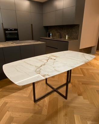 Tavolo in gres effetto marmo calacatta oro