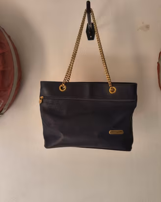 borsetta nera in pelle  con catena dorata 