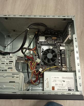 Lotto 10 PC, Server, 4 Monitor e Tastiere