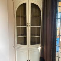 Vetrina angolare in rovere stile shabby chic