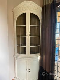 Vetrina angolare in rovere stile shabby chic