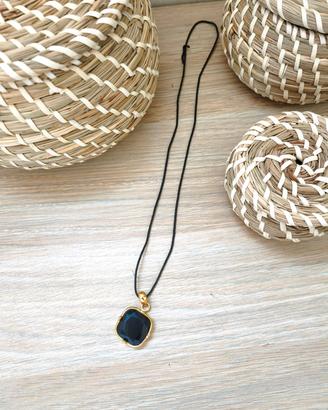 Collana con pendente nero e dettagli oro