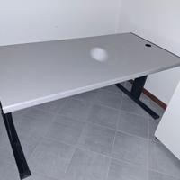 Scrivanie e tavolino per ufficio