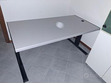 Scrivanie e tavolino per ufficio