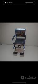 Sedia a rotelle con wc