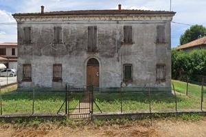 Rustico / Casale di 140 m² con più di 5 locali a F