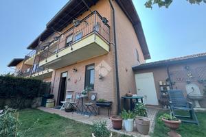 VILLA A SCHIERA A CAMERI