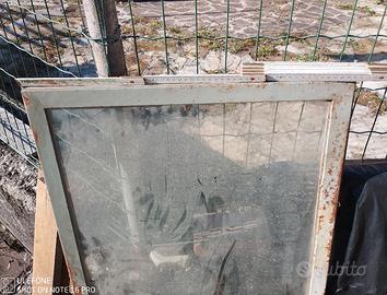 Vecchio telaio a ribalta vintage del 1970.