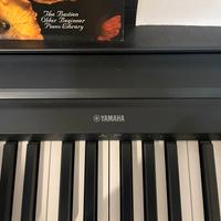 Pianola Yamaha P-45B con supporto