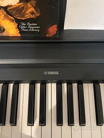 Pianola Yamaha P-45B con supporto