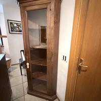 Stock mobili in legno massiccio in stile classico