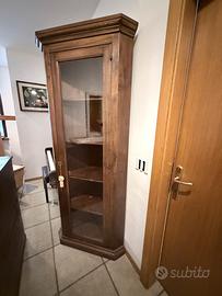 Stock mobili in legno massiccio in stile classico