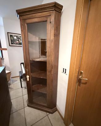 Stock mobili in legno massiccio in stile classico