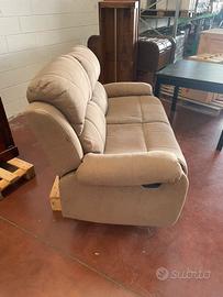 Divano con poggiapiedi