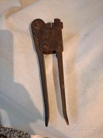 Punzonatrice chiude sigillo  in piombo 