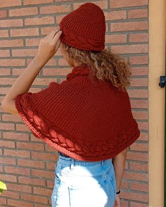 Mantella e cappello fatti ai ferri in lana merino.