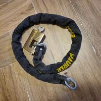 Catena cementata in custodia con lucchetto