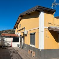 Villetta su due livelli con ampio giardino ,