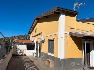 Villetta su due livelli con ampio giardino ,