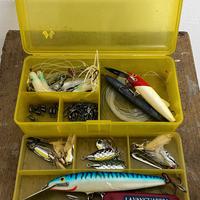 Cassetta pesca mare con attrezzatura varia