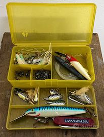 Cassetta pesca mare con attrezzatura varia