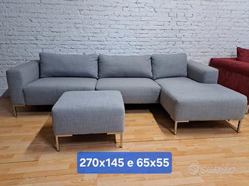 Divano Design moderno con pouf grigio chiaro. TOP