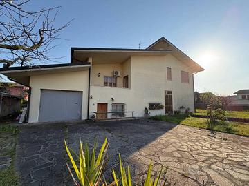 Villa di 149 m² con più di 5 locali e box auto dop